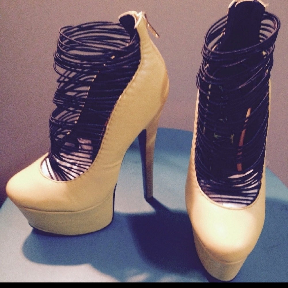 NEW London Trash Yellow stiletto heels Size 6